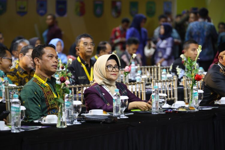 Wali Kota Pematangsiantar mewakili Komisariat Wilayah  1 Asosiasi Pemerintah Kota Seluruh Indonesia (APEKSI) menyampaikan laporan kerja dan rekomendasi Komwil 1 APEKSI, di Rapat Kerja Nasional (Rakernas) APEKSI XVII, di Balikpapan Sport and Convention Center (BSCC), Kota Balikpapan, Provinsi Kalimantan Timur (Kaltim), Selasa (04/06/2024)
