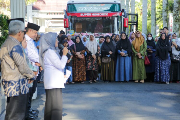 Wali Kota memberangkatkan 57 kontingen Musabaqah Tilawatil Quran Nasional (MTQN) Kota Pematangsiantar berangkat ke MTQN ke-39 Tingkat Provinsi Sumatera Utara (Sumut) di Sipirok, Kabupaten Tapanuli Selatan (Tapsel), dari Balai Kota Pematangsiantar, Jalan Merdeka, Rabu (19/06/2024) 