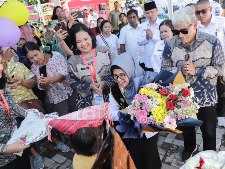Wali Kota yang juga Bunda Pendidikan Anak Usia Dini (PAUD) Kota Pematangsiantar dr Susanti Dewayani SpA didampingi Ketua TP PKK H Kusma Erizal Ginting SH menghadiri Pelepasan Siswa-siswi PAUD Sanggar Anak Balita (SAB) yang dikelola Tim Penggerak (TP) PKK se-Kota Pematangsiantar. Acara pelepasan digelar di Lapangan Adam Malik, Rabu (19/06/2024).