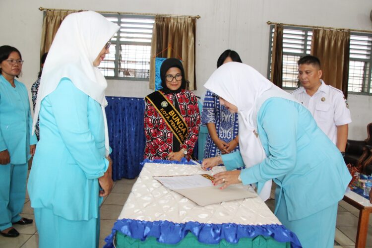 Wali Kota hadiri Pelantikan Pengurus Daerah Himpunan Pendidik dan Tenaga Kependidikan Anak Usia Dini Indonesia (HIMPAUDI) Kota Pematangsiantar Masa Bhakti 2024-2028, di Gedung Dharmawanita Persatuan (DWP), Jalan Porsea Pematangsianțar, Rabu (26/06/2024)
