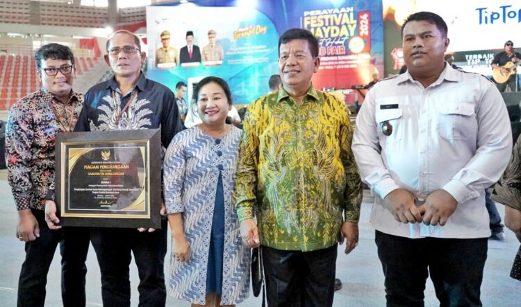 Bupati Simalungun Terima Penghargaan Paritrana Award Tahun 2024 dari Pemprov Sumut