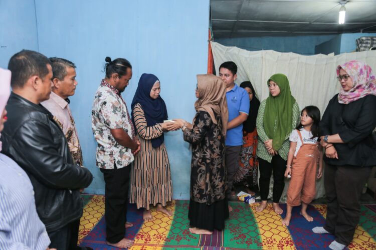 Wali Kota Pematangsiantar mengunjungi dan memberi bantuan kepada dua keluarga korban hanyut  di Sungai Bah Bolon beberapa waktu lalu. Pemberian bantuan bertempat di Jalan Aru, Kelurahan Bantan, Kecamatan Siantar Barat, Minggu (11/08/2024)
