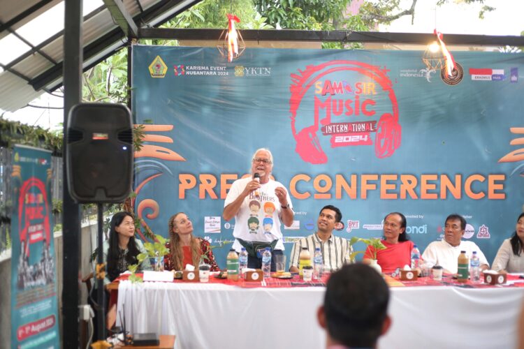 Panitia beserta pengisi acara event Samosir Musik International pada saat menggelar konferensi pers di Cafe Kopi Bahagia, Kota Pematangiantar.(DHEV BAKKARA)