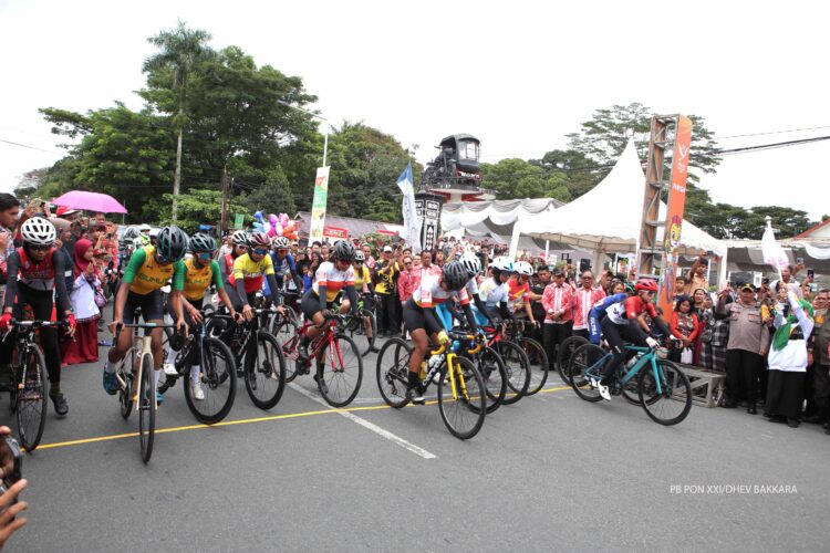 Wali Kota Pematangsiantar dr.Susanti Dewayani Sp.A melepas balap sepeda (road bike) Atlet Putri Jarak Dekat PON XXI Tahun 2024 Aceh- Sumut,di Jalan Merdeka Tugu Becak, Kamis 12 September 2024.PB PON/Dhev Bakkara