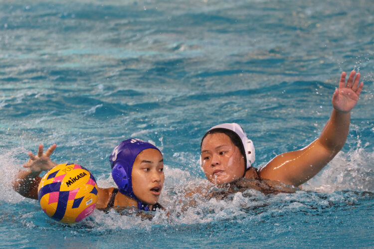 Atlet polo air putri DKI Jakarta Febrina Indriasari (6) berusaha menahan bola tim Jabar Indah Sahfitri (5) pada pertandingan final beregu DKI Jakarta melawan Jabar di Kolam Renang Selayang Dispora Sumut, Medan, Sabtu (1/9). Tim polo air Jabar menang atas tim DKI Jakarta dengan skor 9-6. . PB PON XXI/Ferdy Siregar