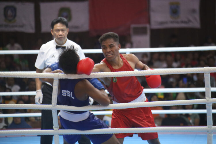 Kelas putra 57-60 kg, petinju Emanuel Christo Maubere asal Nusa Tenggara Timur (NTT) di sudut merah menang angka saat bertemu petinju Abraham Masihor asal Sulawesi Selatan (SSL)  di sudut biru pertandingan babak perempat final Pekan Olahraga Nasional (PON) XXI Aceh-Sumut yang digelar  di Auditorium Universitas HKBP Nommensen Pematangsiantar. Minggu (15/9/24).PB PON/Dhev Bakkara