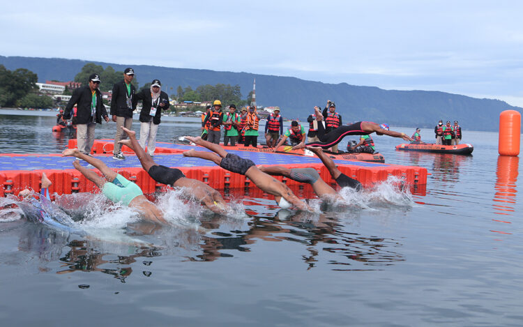 Tujuh atlet putra  melompat dari papan start  pada Perhelatan Renang Perairan Terbuka PON XXI Aceh-Sumut dengan nomor 5.000 meter  di  perairan Wisma Bahari, Danau Toba, Parapat, Senin (9/9/24).PB PON XXI Aceh-Sumut/Dhev Fretes Bakkara
