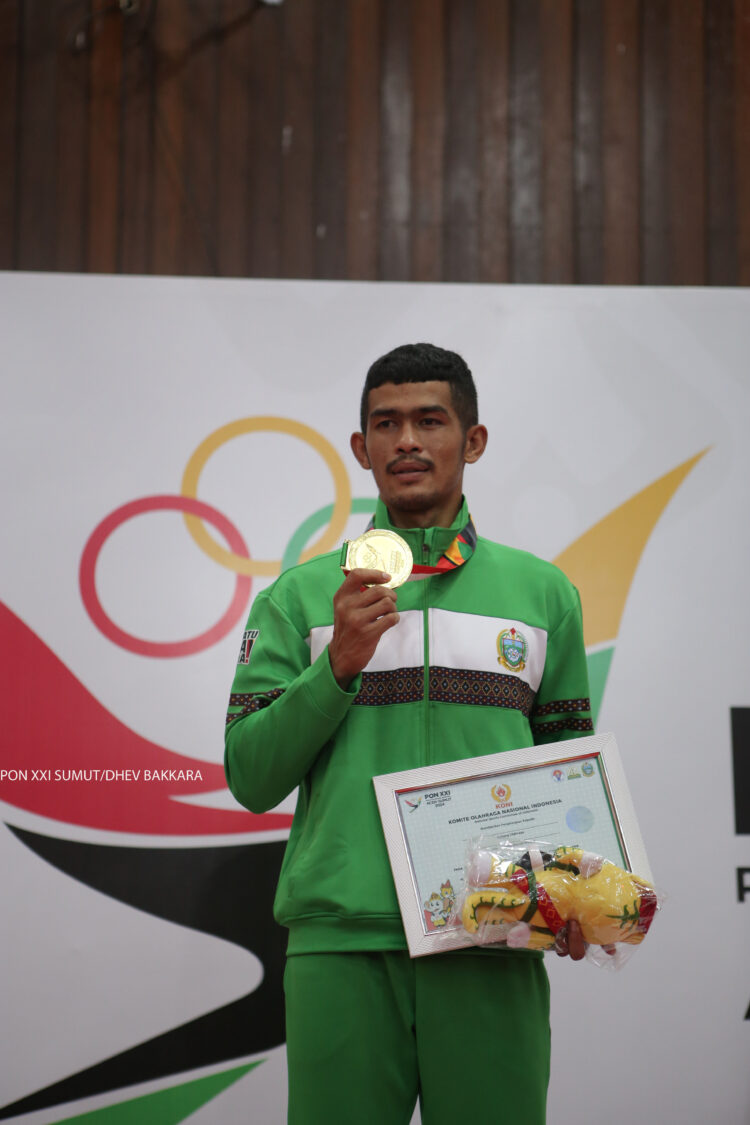 Petinju Sarohatua Lumban Tobing menyumbang medali emas untuk Sumatera Utara di Pekan Olahraga Nasional (PON) XX 2024 Aceh-Sumut setelah menumbangkan Very Charles E Sagala  di kelas 67-71 kilogram (kg) yang diselenggarakan di Auditorium Universitas HKBP Nommensen Pematang Siantar.PB PON XXI/Dhev Fretes Bakkara