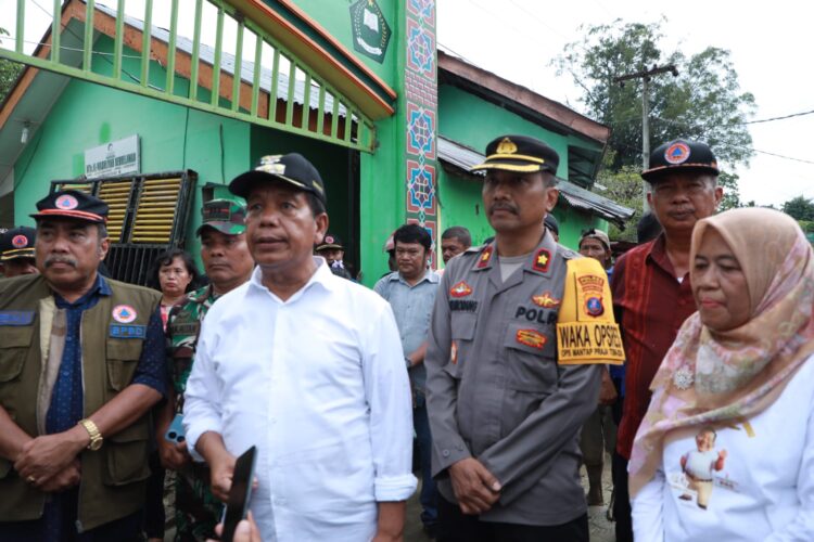 Bupati Simalungun Radiapoh Hasiholan Singa Kunjungi Korban Banjir di