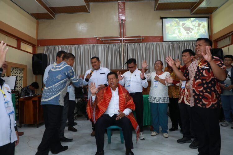 Radiapoh Hasiholan Sinaga Diberangkatkan dan Didoakan Pendeta Pendeta BKAG Simalungun untuk Melanjutkan Pengabdian di Kabupaten Simalungun