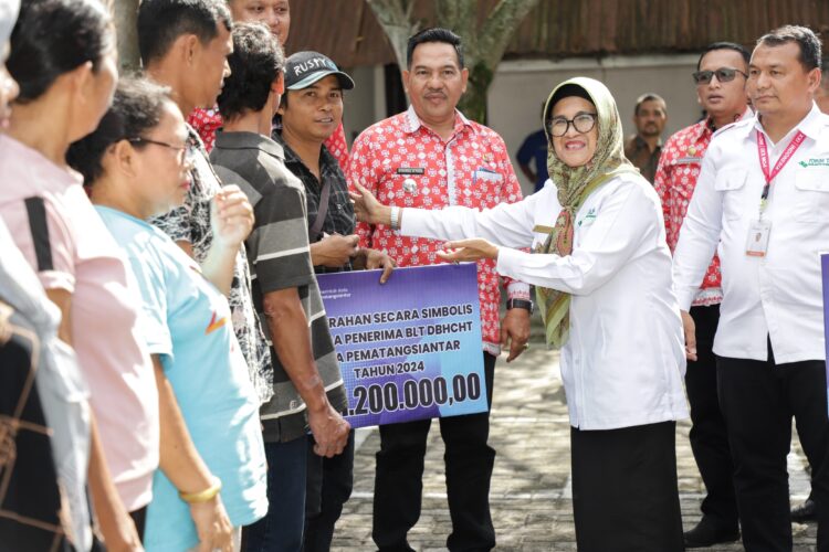 dr Susanti Dewayani SpA  Serahkan BLT DBH-CHT di Kantor Dinas Sosial