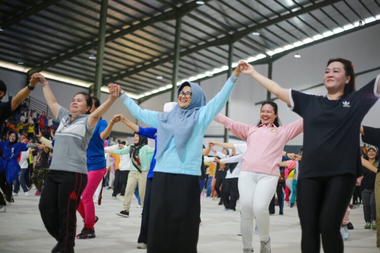 Wali Kota  ikuti acara Bulan Inklusi Keuangan (BIK) Kota Pematangsiantar Tahun 2024, Edukasi Keuangan kepada Masyarakat Kota Pematangsiantar, di Gedung Olahraga (GOR) Lantai IV Merdeka Mall, Jalan Merdeka, Jumat (20/09/2024)