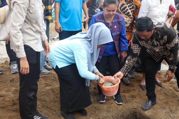 Wali Kota m melakukan Peletakan Batu Pertama Pembangunan Gedung Sekolah Minggu, Gedung Pastori, dan Gedung Pertemuan Gereja Bethel Indonesia (GBI) New Covenant Community (NCC), di Jalan Pantai Timur Kelurahan Siopat Suhu Kecamatan Siantar Timur, Jumat (20/09/2024).
