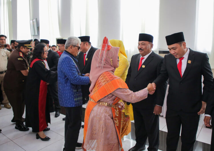 Wali Kota Pematangsiantar dr Susanti Dewayani SpA berjabat tangan dengan Hendra Pardede anggota DPRD  saat menghadiri acara Pengucapan Sumpah/Janji 30 Anggota DPRD Kota Pematangsiantar Masa Jabatan 2024-2029, Senin (2/9/2024).