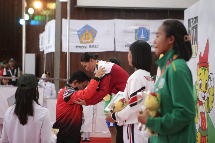 Peraih medali Kelas Putri 48 - 50 kg ,Medali Emas: Israellah B. Saweho (Sulawesi Utara)Medali Perak: Zalza Nabila Amoragam (Sumatera Utara)Medali Perunggu: Stevani Malaor (Maluku Utara) dan Rani Krismayati (Jawa Timur) PB PON XXI/Dhev Fretes Bakkara