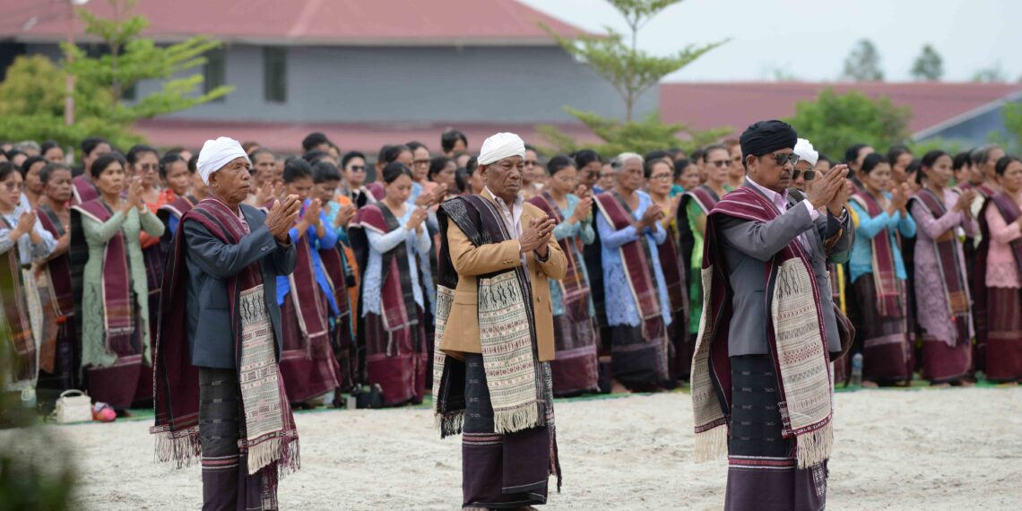 Penganut Ugamo /kepercayaan Penghayat (Agama) Parmalim Huta Halasan Toba menggelar ritual keagamaan "Sipaha Lima" sebagai upacara penyampaian persembahan dan ucapan syukur kepada Sang Ilahi Allah Pencipta Semesta Alam di Bale Partonggoan Parmalim Huta Halasan, Desa Sionggang Tengah, Kecamatan Lumbanjulu, Kabupaten Toba, 2024.(Dhev Bakkara/siantarcorner.com)