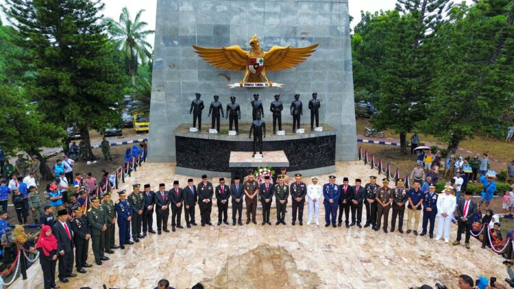Penjabat Sementara (Pjs) Wali Kota Pematangsiantar Drs Matheos Tan MM menghadiri upacara peringatan Hari Kesaktian Pancasila Tingkat Provinsi Sumatera Utara (Sumut). Upacara yang berlangsung di Lapangan Tugu Letda Sujono, di Nagori Bandar Betsy Kecamatan Bandar Huluan Kabupaten Simalungun, Selasa (01/10/2024) (rel/siantarcorner)