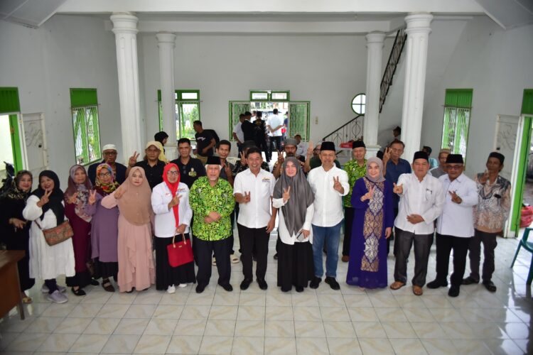 Pasangan calon Wali Kota dan Wakil Wali Kota Siantar nomor urut 2 Mangatas Marulitua Silalahi SE dan Dr Ade Sandrawati Purba SH MH bersilaturahmi dengan pengurus dan anggota Dewan Masjid Indonesia (DMI) Kota Siantar, Kamis (3/10/2024).