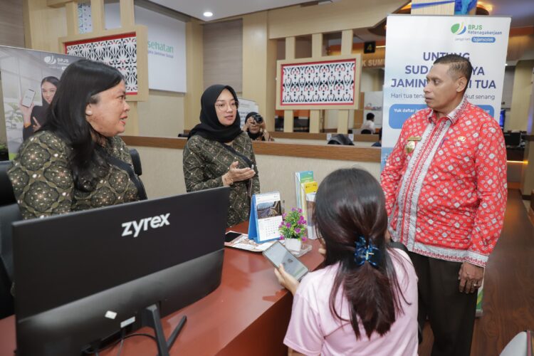 Penjabat Sementara (Pjs) Wali Kota Pematangsiantar Drs Matheos Tan MM mengunjungi Mall Pelayanan Publik (MPP) Kota Pematangsiantar yang berada di Plaza Ramayana, Jalan Sutomo, Kamis (03/10/2024)