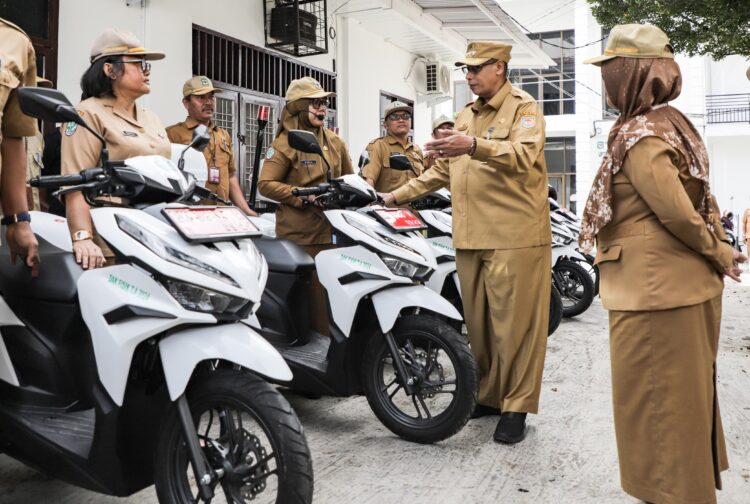 Pjs Wali Kota Pematangsiantar Drs Matheos Tan MM Serahkan 15 unit Kendaraan Dinas Operasional untuk Puskesmas Keliling