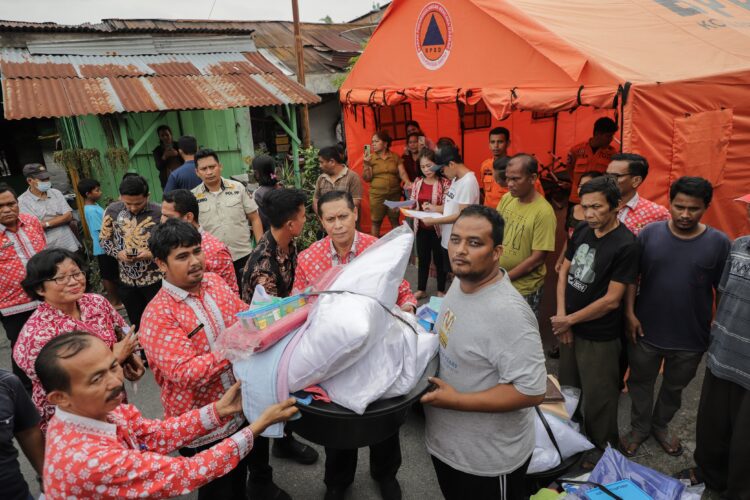 Pjs Wali Kota Pematangsiantar Drs Matheos Tan MM Kunjungi Korban Kebakaran  Rumah di Jalan Sejahtera 