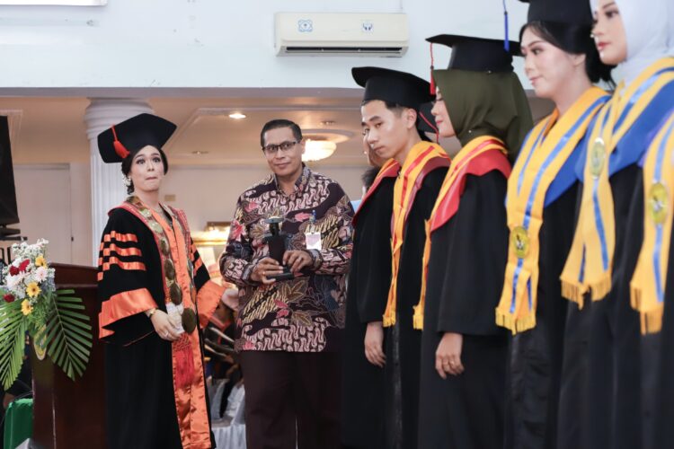 Pjs Wali Kota Pematangsiantar Drs Matheos Tan MM Hadiri acara Sidang Terbuka Sekolah Tinggi Ilmu Ekonomi (STIE) Sultan Agung