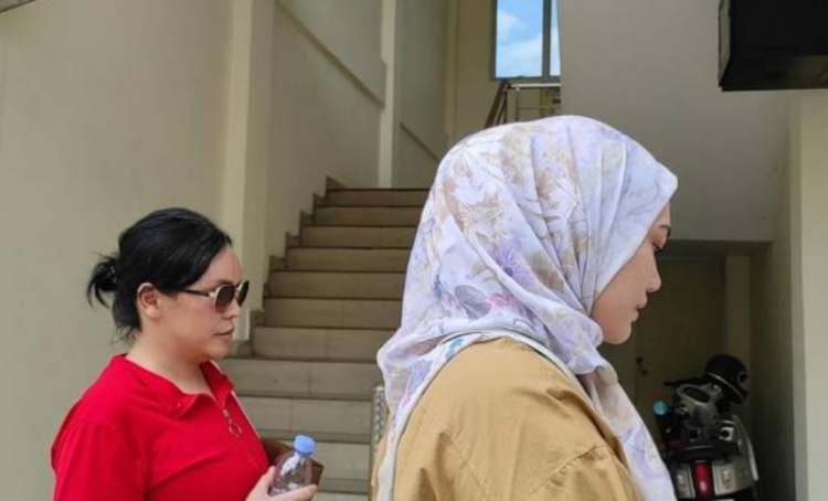 Direktorat Reserse Siber Polda Sumut mengamankan selebgram Ratu Entok, terlapor dugaan penistaan agama dan melanggar undang-undang Informasi dan Transaksi Elektronik (ITE), Selasa (8/10/2024).