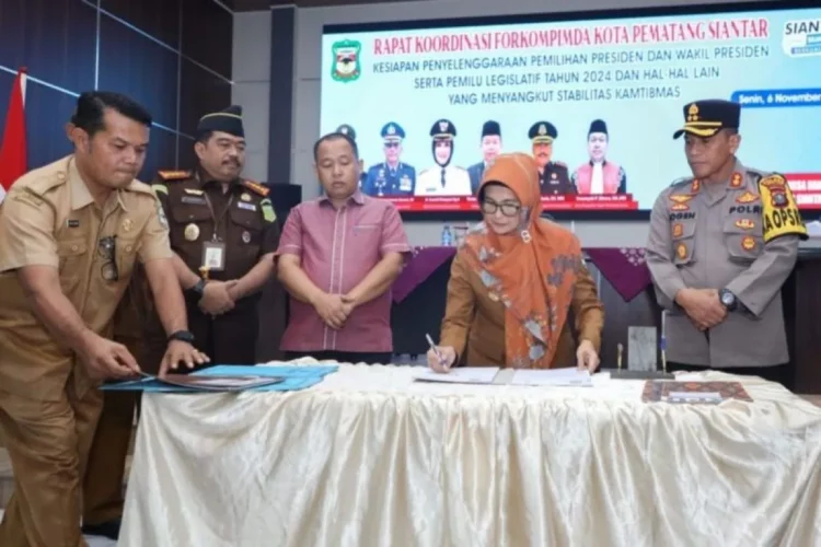 Wali Kota Pematang Siantar dr Susanti Dewayani SpA menandatangani Naskah Perjanjian Hibah Daerah untuk Pilkada Pematang Siantar tahun 2024