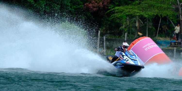 Para rider unjuk kebolehan pada pembukaan Karo Cup menjadi laga pertama Aquabike World Championship 2024 untuk kategori endurance (ketahanan). Ratusan penonton memadati venue Karo Cup, menyaksikan 33 raiders berlomba menjadi yang pertama, termasuk 10 raider nasional.Rabu (13/11/2024).(Siantarcorner.com/Agus Manurung)