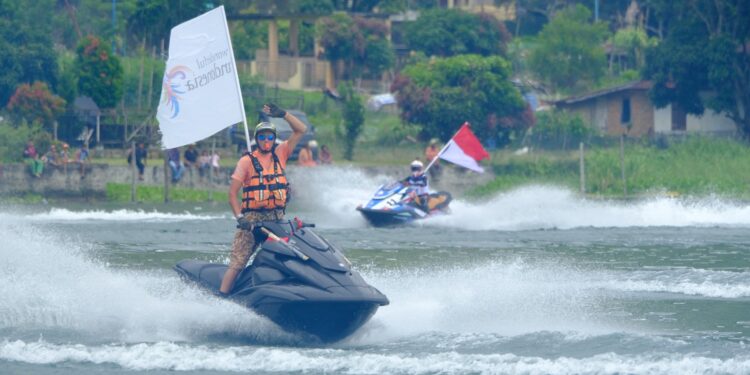 Para rider unjuk kebolehan pada pembukaan Karo Cup menjadi laga pertama Aquabike World Championship 2024 untuk kategori endurance (ketahanan). Ratusan penonton memadati venue Karo Cup, menyaksikan 33 raiders berlomba menjadi yang pertama, termasuk 10 raider nasional.Rabu (13/11/2024).(Siantarcorner.com/Agus Manurung)