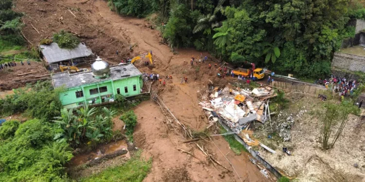 :  Rescuers search for victims after a landslide that killed a number of people and left some others missing in Karo, North Sumatra, Indonesia, Monday, Nov. 25, 2024. (AP Photo/Binsar Bakkara)