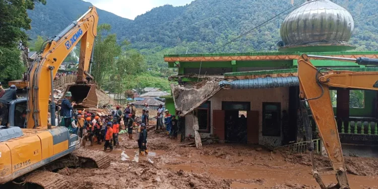 Rescuers search for missing people after a landslide that killed a number of people and left some others missing in Karo, North Sumatra, Indonesia, Monday, Nov. 25, 2024. (AP Photo/Binsar Bakkara)