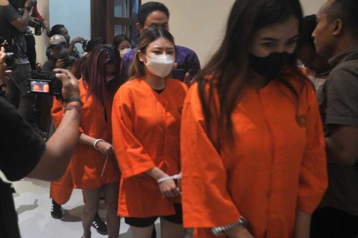 JUDI ONLINE - Para tersangka endorse/marketing judi online digelar polisi di Ditreskrimsus Polda Bali, Selasa (10/12). (foto/eka adhiyasa)