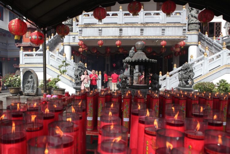 Umat Budha saat melaksanakan sembahyang Tahun Baru Imlek 2576 di Vihara Avalokitesvara (Dhev Bakkara/Siantarcorner)