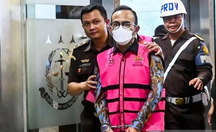 Kejaksaan agung menetapkan Direktur Utama PT Pertamina Patra Niaga Riva Siahaan (RS) sebagai tersangka.