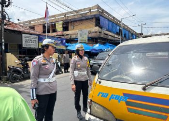 Kasatlantas Polres Pematangsiantar IPTU Friska Susana didampingi  Kanit Kamsel IPDA Serly Tarigan Melaksanakan  sosialisasi dan penindakan dalam rangka Operasi Keselamatan Toba Tahun 2025  di depan Pasar Horas, Selasa (18/02/2025)