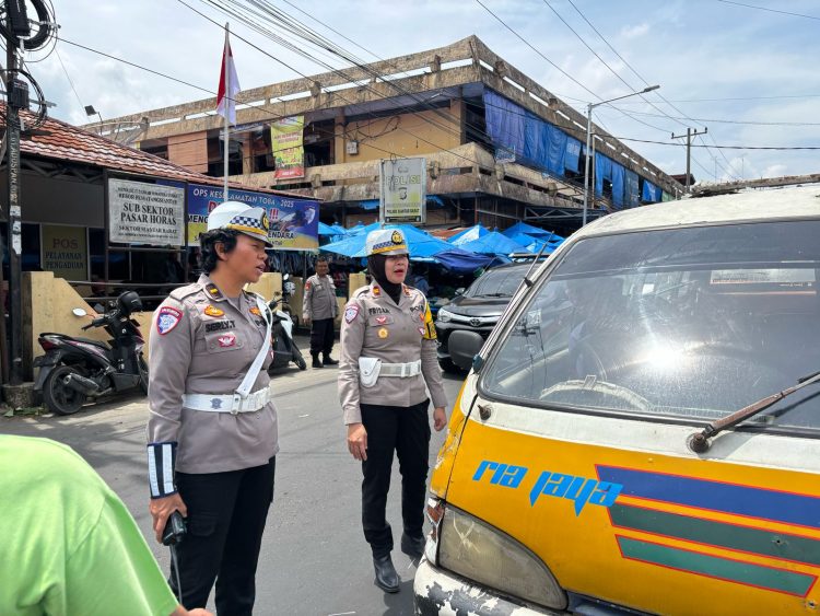 Kasatlantas Polres Pematangsiantar IPTU Friska Susana didampingi  Kanit Kamsel IPDA Serly Tarigan Melaksanakan  sosialisasi dan penindakan dalam rangka Operasi Keselamatan Toba Tahun 2025  di depan Pasar Horas, Selasa (18/02/2025)