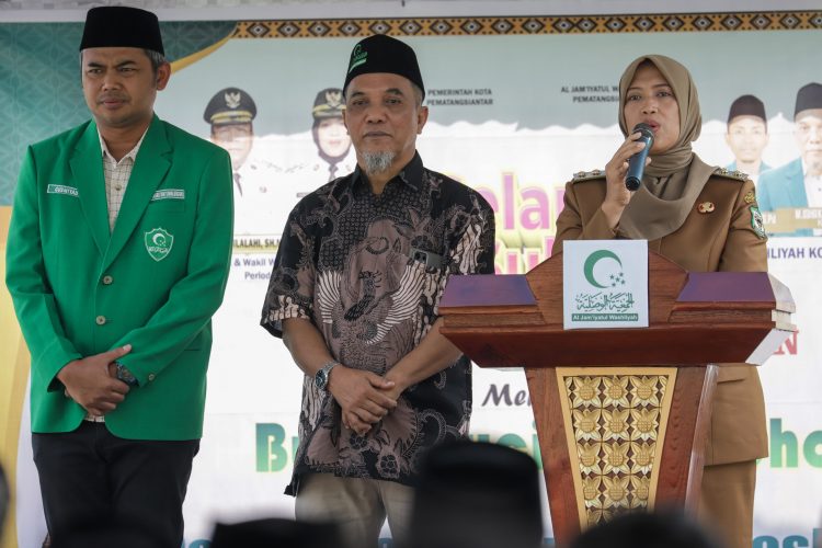 Wakil Wali Kota Pematangsiantar, Herlina, menghadiri acara Tasyakuran dan Punggahan menyambut Bulan Ramadhan 1446 Hijriyah di halaman Kantor PD Al-Washliyah, Jalan Radjamin Purba, Kelurahan Bukit Sofa, Kecamatan Siantar Sitalasari, pada Selasa (25/02/2025)