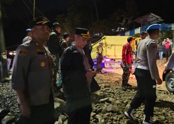 Kapolsek Parapat, AKP Manguni Wiria D Sinulingga, bersama personel Polres Simalungun dan instansi terkait, sedang melakukan pembersihan material longsor di Huta Sualan, Parapat, setelah banjir bandang yang melanda. Akses jalan yang sempat tertutup kini telah dibuka dengan sistem buka tutup demi keselamatan pengguna jalan. Proses pemulihan terus dilakukan untuk memastikan kawasan Danau Toba kembali aman dilalui. Minggu(16/03/2025)