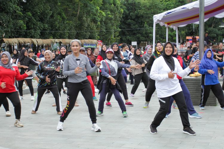 Car Free Day Meriahkan Penutupan Siantar Culture Show ke-3, Wakil Wali Kota Herlina Lepas Fun Gowes dan Tanam Pohon