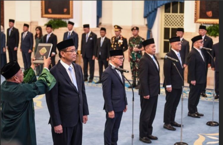 (Dari kiri ke kanan) Menteri Keuangan Purbaya Yudhi Sadewa, Kepala BP2MI Muktaruddin, Menteri Koperasi Ferry Juliantono, Menteri Haji dan Umrah Mochamad Irfan Yusuf, serta Wakil Menteri Haji dan Umrah Dahnil Azhar Simanjuntak mengucapkan sumpah jabatan saat pelantikan Kabinet Merah Putih di Istana Negara, Jakarta, Senin (8/9/2025). Presiden Prabowo Subianto melantik para pejabat tersebut menggantikan pejabat sebelumnya