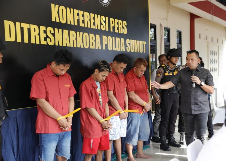 Direktur Reserse Narkoba, Kombes Pol Jean Calvijn Simanjuntak memberi keterangan kepada awak media.