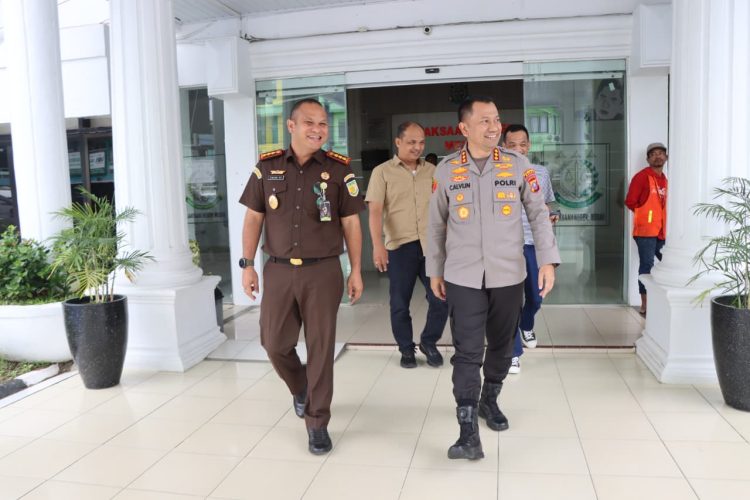 Kapolrestabes Medan Kombes Pol Dr. Jean Calvijn Simanjuntak, S.I.K., M.H., didampingi Kasat Intel Kompol Lengkap Suherman Siregar, S.H., M.H., bersama Kepala Kejaksaan Negeri Medan Fajar Syah Putra, S.H., M.H., saat berada di Kantor Kejaksaan Negeri Medan, Jalan Adinegoro No.5, Kecamatan Medan Timur, Selasa (14/10/2025
