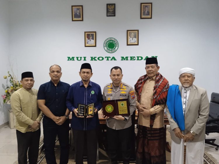 Kapolrestabes Medan Kombes Pol Dr. Jean Calvijn Simanjuntak bersama Ketua MUI Kota Medan Dr. Hasan Matsum, S.Ag., M.Ag., Wakil Ketua MUI Drs. H. Burhanuddin Damanik, M.A., Ketua Fatwa MUI Dr. H. M. Amar Adly, Lc., M.A., Wakil Ketua MUI K.H. Zulfiqar Hajar, Lc., Ps. Kasat Intelkam Polrestabes Medan Kompol Lengkap Suherman Siregar, S.H., M.H.,foto bersam di Kantor MUI Kota Medan,Selasa (21/10/25)