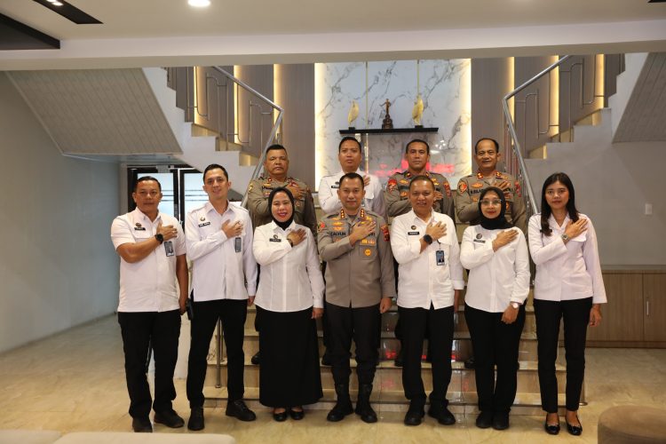 Kepala Rutan Kelas I Medan, Andi Surya, bersama Kapolrestabes Medan, Kombes Pol Dr. Jean Calvijn Simanjuntak, Kalapas Kelas I Medan, Herry Suhasmin, Ka. KPR Rutan Kelas I Medan, M. Harun Alrasyid, Ka. Lapas Perempuan Kelas IIA Medan, Yekti Aprianti, Karutan Perempuan Kelas IIA Medan, Marlia Rezeki Santoso, dan Ka. LPKA Kelas I Medan, Fauzi Harahap, foto bersama usai kegiatan silaturahmi dalam rangka memperkuat sinergi antar Aparat Penegak Hukum.Rabu (22/10/25).