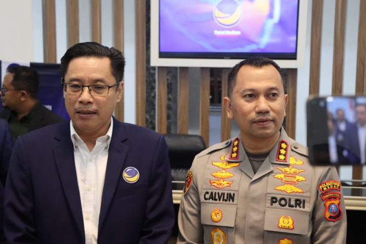 Kapolrestabes Medan Kombes Pol Dr. Jean Calvijn Simanjuntak, S.I.K., M.H. dengan Ketua Dewan Pimpinan Wilayah (DPW) Partai NasDem Sumatera Utara Iskandar, S.T. di Kantor DPW Partai NasDem Sumut, Jalan Prof. H.M. Yamin No. 41, Kecamatan Medan Perjuangan, Kota Medan. Kamis, (23 /10/2025)