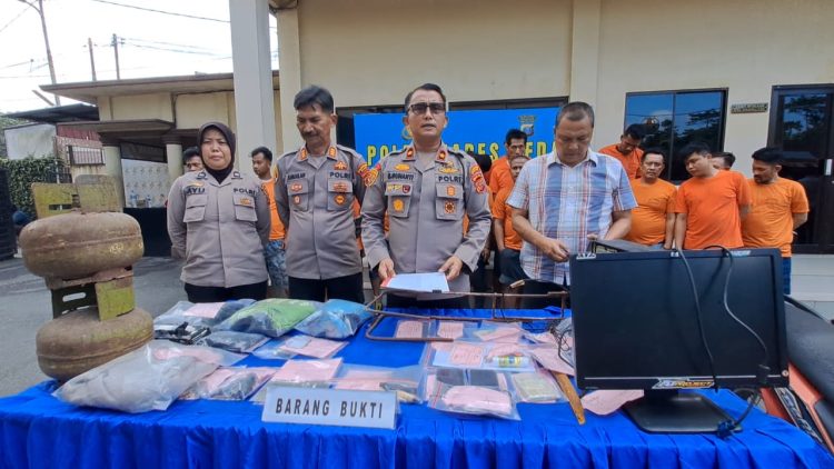 Kapolsek Sunggal, Kompol Bambang Gunanti Hutabarat, S.H., M.H., didampingi Kanit Reskrim AKP Budiman S.E., memberikan keterangan pers terkait pengungkapan 18 kasus tindak pidana sepanjang Oktober 2025 di Mapolsek Sunggal, Selasa (28/10/2025). Dari total 24 tersangka, kasus curanmor mendominasi