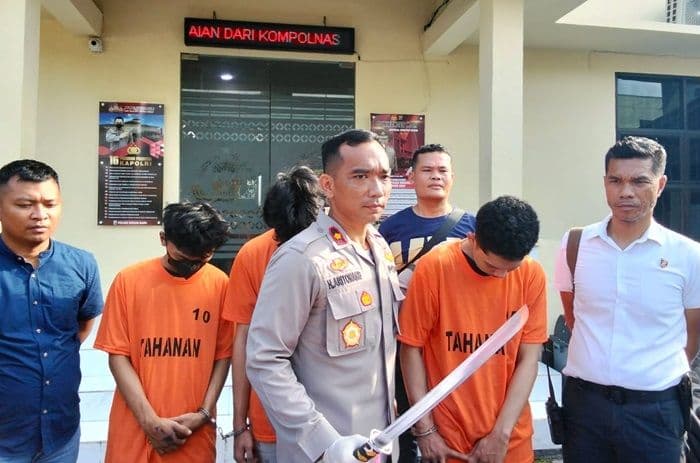 Kapolsek Medan Baru Kompol Hendrik F Aritonang menunjukkan barang bukti dan para tersangka komplotan begal yang membacok sepasang kekasih di Taman Beringin, Jalan Sudirman, Medan. Para pelaku tercatat sudah 14 kali beraksi, dan uang hasil kejahatan digunakan untuk kebutuhan sehari-hari serta membeli narkoba.Selasa(28/10/2025)
