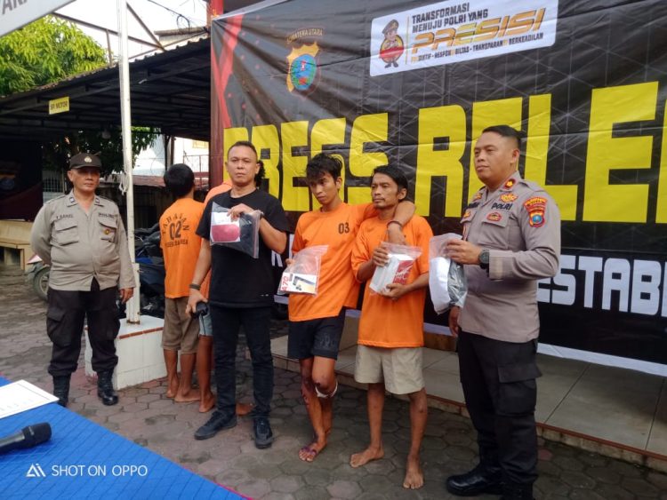 Kapolsek Medan Area Kompol Dwi Himawan Chandra, SIK, MM, saat konferensi pers pengungkapan kasus pencurian toko yang dilakukan tukang becak dengan cara membobol atap seperti “Spiderman”, Rabu (29/10/2025).