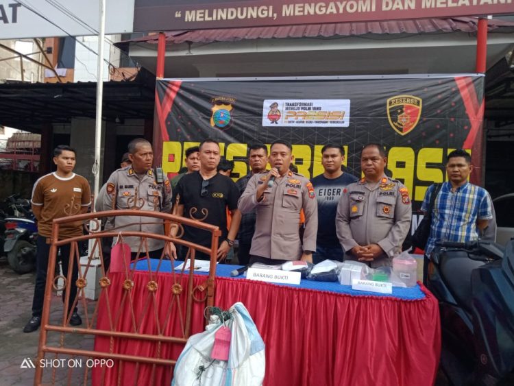 Kapolsek Medan Area Kompol Dwi Himawan Chandra SIK MM.Memberi keteranagn kepada awak media saat konfrensi Pers .